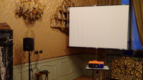 Noleggio Videoproiettori ad Ottica Corta Videoproiettore Ottica Corta e Schermo Treppiede